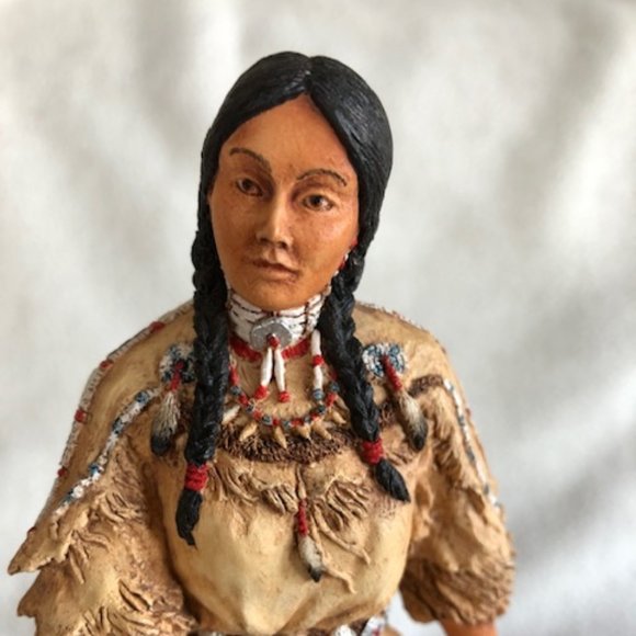 Country Artists Call of the Warrior Indian woman with wolf figurine - Picture 5 of 13